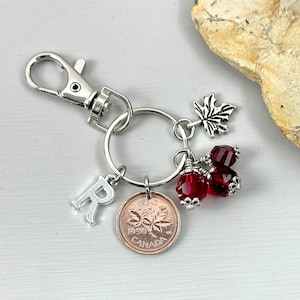 Kanada Penny Charm Clip, Ahornblatt Schlüsselanhänger, Kanadischer Münzbeutel Clip, wählen Sie das Münzjahr und die Initiale für ein Geburtstags- oder Jubiläumsgeschenk