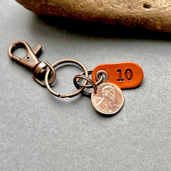 10th anniversary gift, 1914 American penny keyring or clip with a 10 leather tag with a USA one cent, great gift for a man or woman