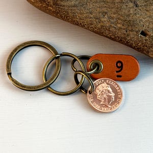 9周年記念銅貨キーホルダー：2017年英国ペニー貨、レザータグ付き