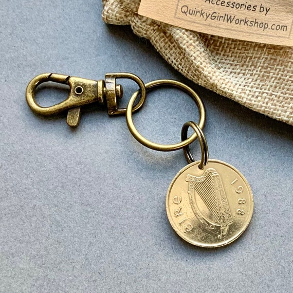 1988 Irish twenty pence coin keyring clip. A perfect 36th anniversary or birthday keepsake gift, Irish hunter horse 20p coin