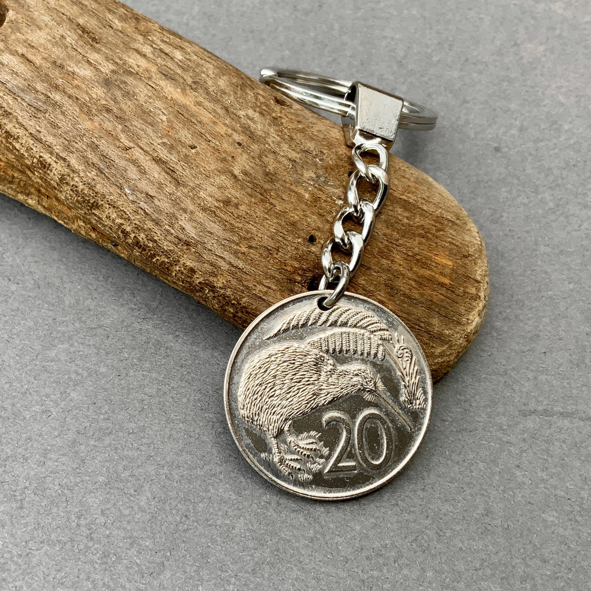 1973年キウイコインキーホルダー：ニュージーランド20セント誕生日プレゼント - Etsy 日本