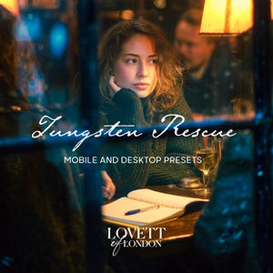 Peut inclure: Une femme est assise à une table avec un carnet, un stylo et un verre de vin. L'image contient le texte "Tungsten Rescue" et "Mobile and Desktop Presets". Le logo Lovett of London est en bas. La scène est faiblement éclairée avec des tons chauds.