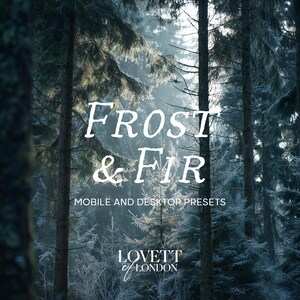 Pode incluir: Uma cena de floresta com árvores altas e escuras e um fundo nebuloso. As palavras "FROST & FIR" estão em branco, com "MOBILE AND DESKTOP PRESETS" abaixo. O logotipo Lovett of London está na parte inferior.