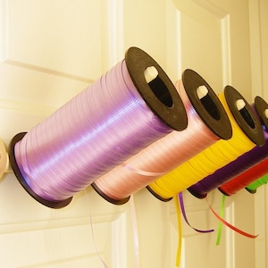 GSS Skinny Maxi Horizontal Curling Band Organizer Wand / Türhalterung. Hält 6 große Garnrollen! Super Kompakt, Elegant & Inspirierend!