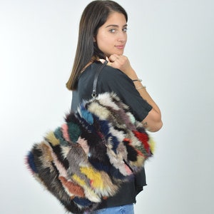 Pelztasche für Frauen aus buntem Fuchspelz in großer Größe. Eine tolle Abendtasche und ein tolles Geschenk für Sie. KOSTENLOSER VERSANDBEUTEL