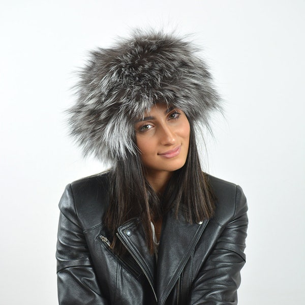 Graue Pelzmütze für Frauen aus echtem Fuchsfell. Total handgemachter russischer Hut für den Winter, sehr warm und stilvoll, ein tolles Geschenk für sie