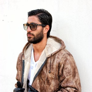 Veste en cuir beige avec capuche pour hommes en cuir de mouton. Veste en cuir à capuchon patchwork entièrement faite à la main, un grand cadeau pour lui