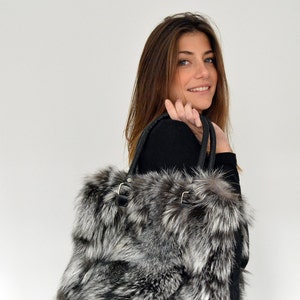 Sac à bandoulière pour femme en fourrure de renard gris véritable et bandoulière en cuir. Sac à main pour femme entièrement fait main, un excellent cadeau pour elle