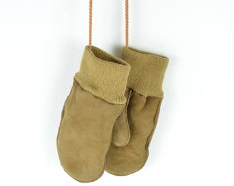 Moufles pour bébé en cuir marron, doublure intérieure en laine et ficelle pour les attacher. Entièrement fait main, vraiment mignon, un excellent cadeau pour les enfants