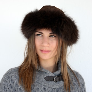 Bruine bontmuts voor dames gemaakt met echt vossenbont en suède erop. Handgemaakte Russische hoed voor de winter, echt warm, een geweldig cadeau voor haar