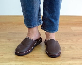 Des pantoufles pour hommes en cuir brun en peau de mouton sur le dessus et en fourrure brune à l’intérieur pour plus de chaleur, totalement faites à la main. Un grand cadeau pour lui ou papa