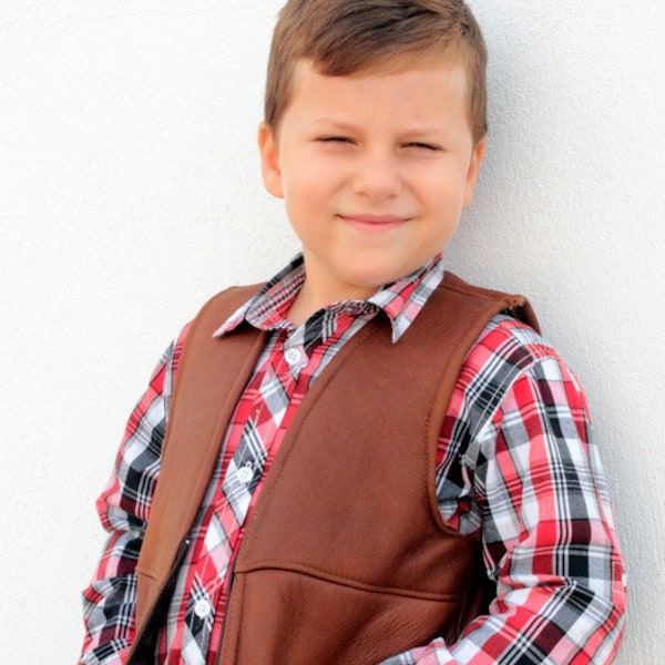 Gilet en cuir pour enfants en cuir de mouton en brun et fourrure à l’intérieur. Gilet fait main de cowboy pour des garçons, un grand cadeau