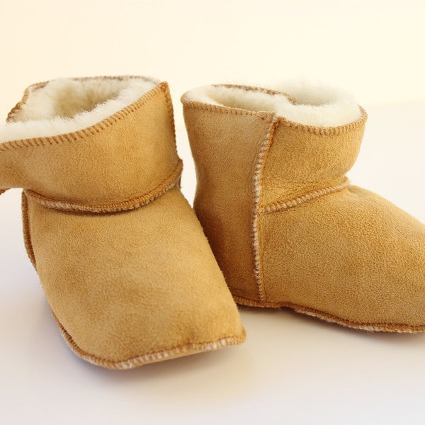 Chaussons pour bébé en cuir marron clair avec fourrure douce à l'intérieur pour plus de chaleur. Chaussures bébé, vraiment chaudes et mignonnes, un super cadeau pour bébé