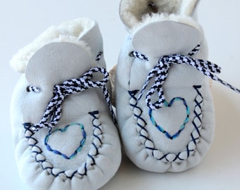 Chaussons pour bébé en cuir gris avec fourrure douce à l'intérieur pour plus de chaleur. Chaussures bébé faites à la main, vraiment chaudes et mignonnes, un super cadeau pour bébé