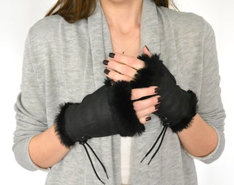 Fingerlose Lederhandschuhe für Damen in schwarz aus Schafsleder und Fell. Handgemachte Lammfellhandschuhe, ein tolles Geschenk für Sie