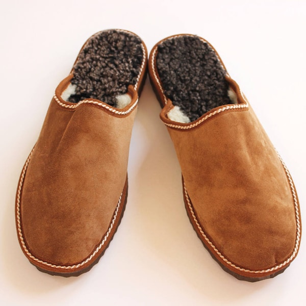 Men slippers made of sheepskin tan brown leather on top and white fur inside for extra warmth, totally handmade. A great gift for him or dad