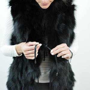 Schwarze Ärmellose Jacke für Frauen aus echtem Fuchsfell. Handgemachte stylische Echtfellweste, ein tolles Geschenk für sie Bild 6