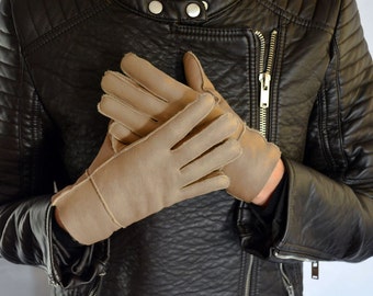 Womens Leather Gloves made with beige sheepskin leather an inner soft fur. Totally handmade, really warm and stylish, a great gift for her