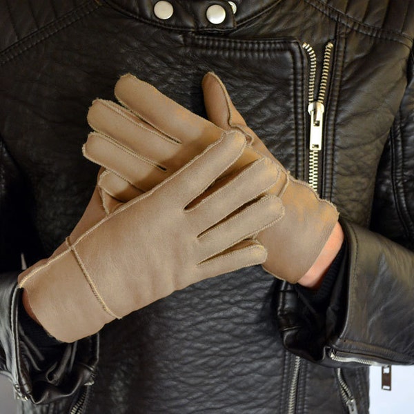 Gants en cuir pour femmes fabriqués avec du cuir de mouton beige et une fourrure douce intérieure. Totalement fait à la main, vraiment chaleureux et élégant, un excellent cadeau pour elle