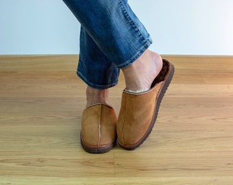 Men slippers made of sheepskin tan brown leather on top and white fur inside for extra warmth, totally handmade. A great gift for him or dad