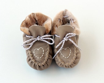 Chaussons pour bébé en cuir beige avec fourrure douce à l'intérieur pour plus de chaleur. Chaussures bébé faites à la main, vraiment chaudes et mignonnes, un super cadeau pour bébé