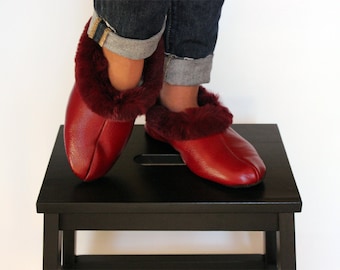 Pantoufles de chaussures pour femmes en cuir rouge et fourrure blanche à l’intérieur pour plus de chaleur. Pantoufles maison entièrement faites à la main. Un grand cadeau pour elle ou maman