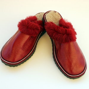 Damespantoffels gemaakt van rood leer aan de bovenkant en wit bont aan de onderkant voor extra warmte, volledig handgemaakt. Een geweldig cadeau voor haar of moeder