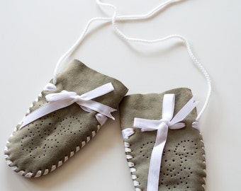 Manoplas para bebé hechas de cuero con lindos lazos en la parte superior y cordón para sujetarlos. Totalmente hecho a mano, muy lindo, un gran regalo para bebé.