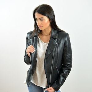 Veste en cuir femme en cuir d’agneau en noir. Une veste en cuir de style moto classique pour les femmes, un grand cadeau pour elle