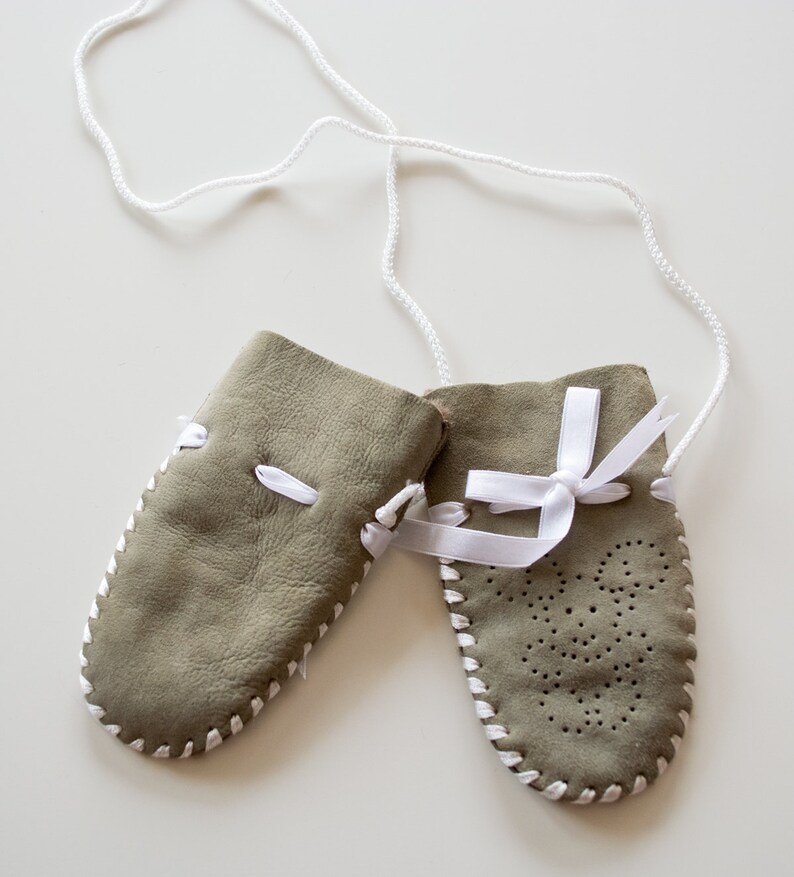 A Great Baby Gift Baby Mittens Made With Leather With Cute Bows On Top And String To Attach Them Really Cute Totally Handmade Gloves Mittens Accessories Valresa Com