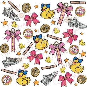 Pode incluir: Um fundo branco com um padrão repetido de laços rosa, patos de borracha amarelos, tênis brancos, anéis dourados e placas rosa e douradas 'Hit Zero' e 'Pin Me'.