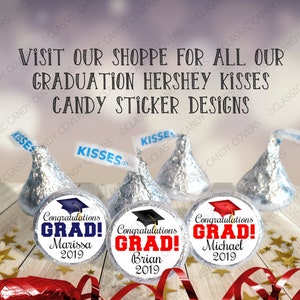 K&ouml;nnte beinhalten: Drei silberne Hershey's Kisses mit Aufklebern zum Thema Abschlussfeier. Die Aufkleber sind rund und zeigen eine Abschluss-Kappe, das Wort "GRAD!" in Rot und Blau sowie einen Namen und ein Jahr. Die Namen sind Marissa, Brian und Michael. Das Jahr ist 2019.