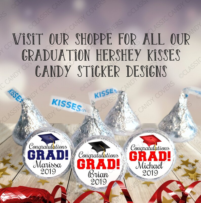 K&ouml;nnte beinhalten: Drei silberne Hershey's Kisses mit Aufklebern zum Thema Abschlussfeier. Die Aufkleber sind rund und zeigen eine Abschluss-Kappe, das Wort "GRAD!" in Rot und Blau sowie einen Namen und ein Jahr. Die Namen sind Marissa, Brian und Michael. Das Jahr ist 2019.
