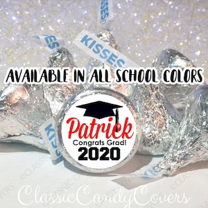 K&ouml;nnte beinhalten: Runder wei&szlig;er Aufkleber mit einer schwarzen Graduation Cap, rotem Text, der "Patrick Herzlichen Gl&uuml;ckwunsch zum Abschluss! 2020" lautet, und einem roten Kreis um den Text. Der Aufkleber befindet sich auf einer silbernen Hershey's Kisses Schokolade.