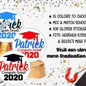 K&ouml;nnte beinhalten: Drei Aufkleber zum Thema Abschlussfeier mit einer schwarzen Abschluss-Kappe, roten und blauen Abschluss-Kappen und dem Text "Patrick Herzlichen Gl&uuml;ckwunsch zum Abschluss! 2020". Die Aufkleber sind so konzipiert, dass sie auf Hershey Kisses, Rolos und Reese's Mini Peanut Butter Cups passen. Der Text "15 Farben zur Auswahl! Mische und kombiniere Schulfarben 108 gl&auml;nzende Aufkleber pro Blatt Passt auf: Hershey Kisses, Rolos, & Reese's Mini PB Cups Besuchen Sie unseren Shop f&uuml;r weitere Abschlussdesigns!" ist ebenfalls im Bild enthalten.