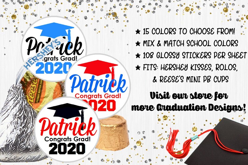 K&ouml;nnte beinhalten: Drei Aufkleber zum Thema Abschlussfeier mit einer schwarzen Abschluss-Kappe, roten und blauen Abschluss-Kappen und dem Text "Patrick Herzlichen Gl&uuml;ckwunsch zum Abschluss! 2020". Die Aufkleber sind so konzipiert, dass sie auf Hershey Kisses, Rolos und Reese's Mini Peanut Butter Cups passen. Der Text "15 Farben zur Auswahl! Mische und kombiniere Schulfarben 108 gl&auml;nzende Aufkleber pro Blatt Passt auf: Hershey Kisses, Rolos, & Reese's Mini PB Cups Besuchen Sie unseren Shop f&uuml;r weitere Abschlussdesigns!" ist ebenfalls im Bild enthalten.