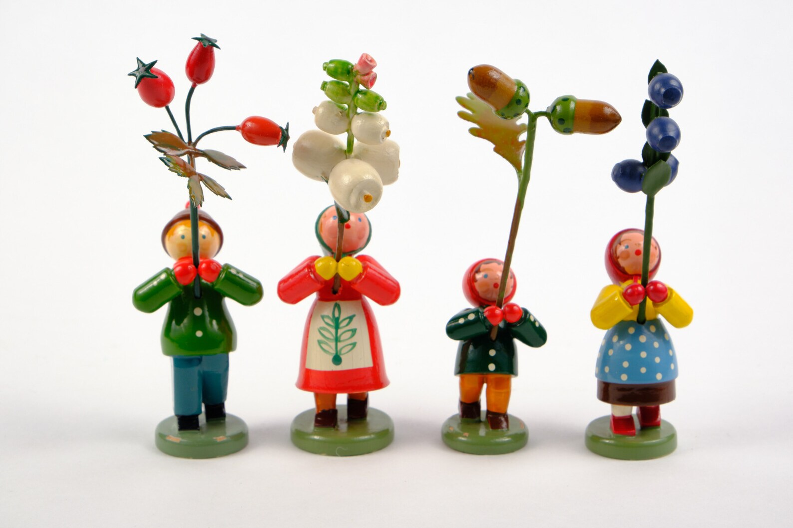 Figura Flower Child Boy Con Dalia Hubrig Volkskunst | Decorazione Originale Tedesca 11 Cm - Fatto A Mano In Germania, Artigianato Erzgebirge