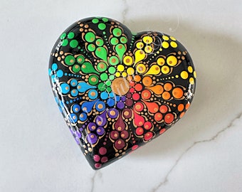 Geschilderde rots, geschilderde mandala, geschilderde hartsteen, zelfgemaakte rots, geschilderde regenboog, gestippelde regenboog, geschilderde rots, presse-papier, trotsdecor