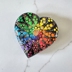 Roccia dipinta, Mandala dipinta, roccia dipinta a forma di cuore, Roccia fatta in casa, Arcobaleno dipinto, arcobaleno punteggiato, roccia dipinta, fermacarte, decorazione dell'orgoglio