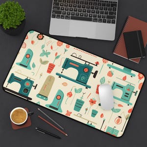 Puede incluir: Alfombrilla de ratón rectangular con un fondo crema con un patrón repetido de máquinas de coser turquesas, flores y otros objetos relacionados con la costura. También se ven un portátil, un ratón y una taza de café.