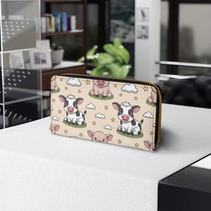 Carteira com zíper com estampa fofa de vaca e porco da fazenda | Animais de desenho animado, nuvens em tons pastel