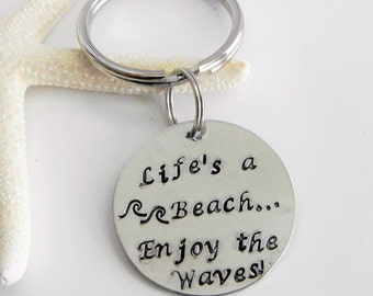 Sleutelhanger "het leven is een strand... Geniet van de golven! "cirkel hanger, surfen, zand, zonsopgang, zonsondergang, ocean wave ontwerp hand gestempeld keyring, rits Trek
