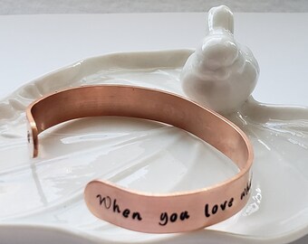 Als je houdt van wat je hebt, heb je alles wat je nodig hebt (smiley face). Handgestempelde koperen manchet armband, liefde, familie, positief, aangepast