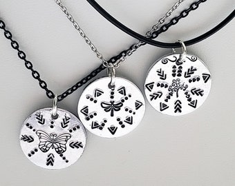 Hand gestempelde zilveren ketting, symbool met geometrische ontwerp cirkel hand gestempelde hanger, levensboom, ontwerp, aangepast, inspiratie, mandala