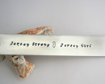 Bladwijzer "Jersey Strong, Jersey Girl" Hand gestempeld stevige aluminium bladwijzer met leer, New Jersey, boekliefhebber, blijf sterk, Jersey kust