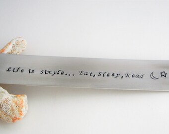 Bladwijzer "Het leven is eenvoudig... Eat, Sleep, Read" Hand gestempelde stevige aluminium bladwijzer met suède leer, maan en ster ontwerpen