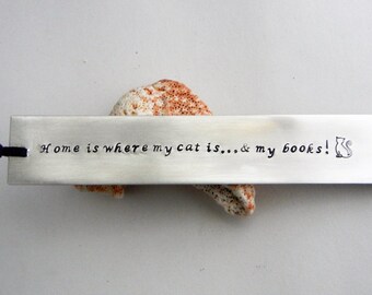 Bladwijzer "Home is waar mijn kat is, en mijn boeken" Hand gestempelde stevige aluminium bladwijzer met suède leer, gepersonaliseerd, kattenliefhebber