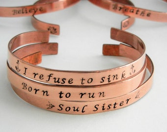 Hardlopers Hand gestempelde koperen manchet armband, "geboren om te rennen", positieve inspiratie, yoga, motiverende, ontwerpen