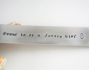 Bladwijzer "Trots om een Jersey Girl te zijn" Hand gestempeld stevige aluminium bladwijzer met suède leer, New Jersey, Jersey meisje, kust