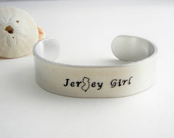 Jersey Girl... Hand gestempelt stabilen Aluminium Manschette Armband, New Jersey, Strandliebhaber, Meereswelle, Name der Stadt, benutzerdefinierte